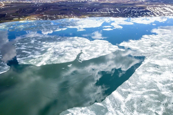 Bitlis'in Ahlat ilçesinde yüzeyi donan Nazik Gölü'nün buzları çözülmeye başladı